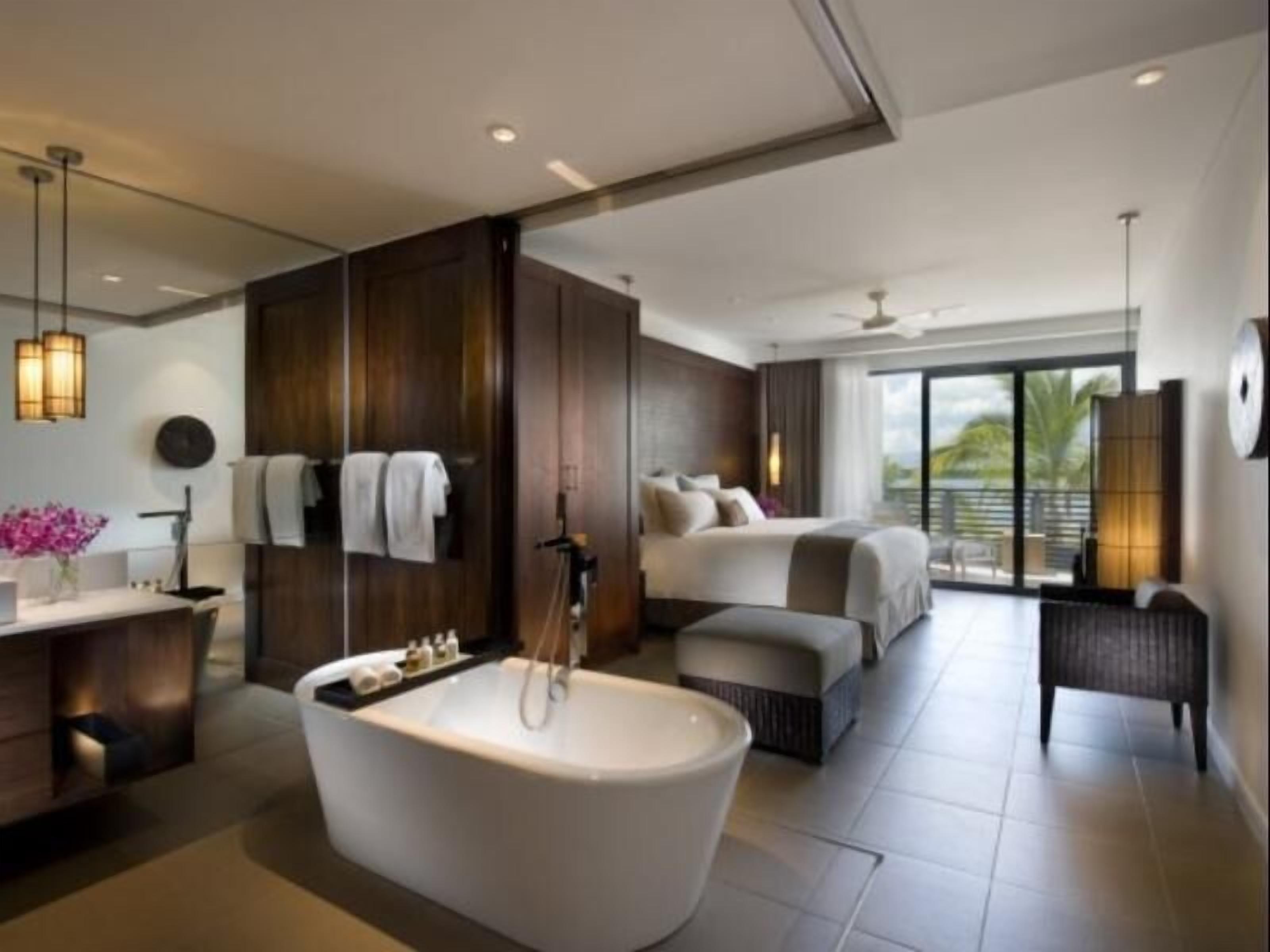 Seprai premium, brankas, kedap suara, dan setrika/meja setrika