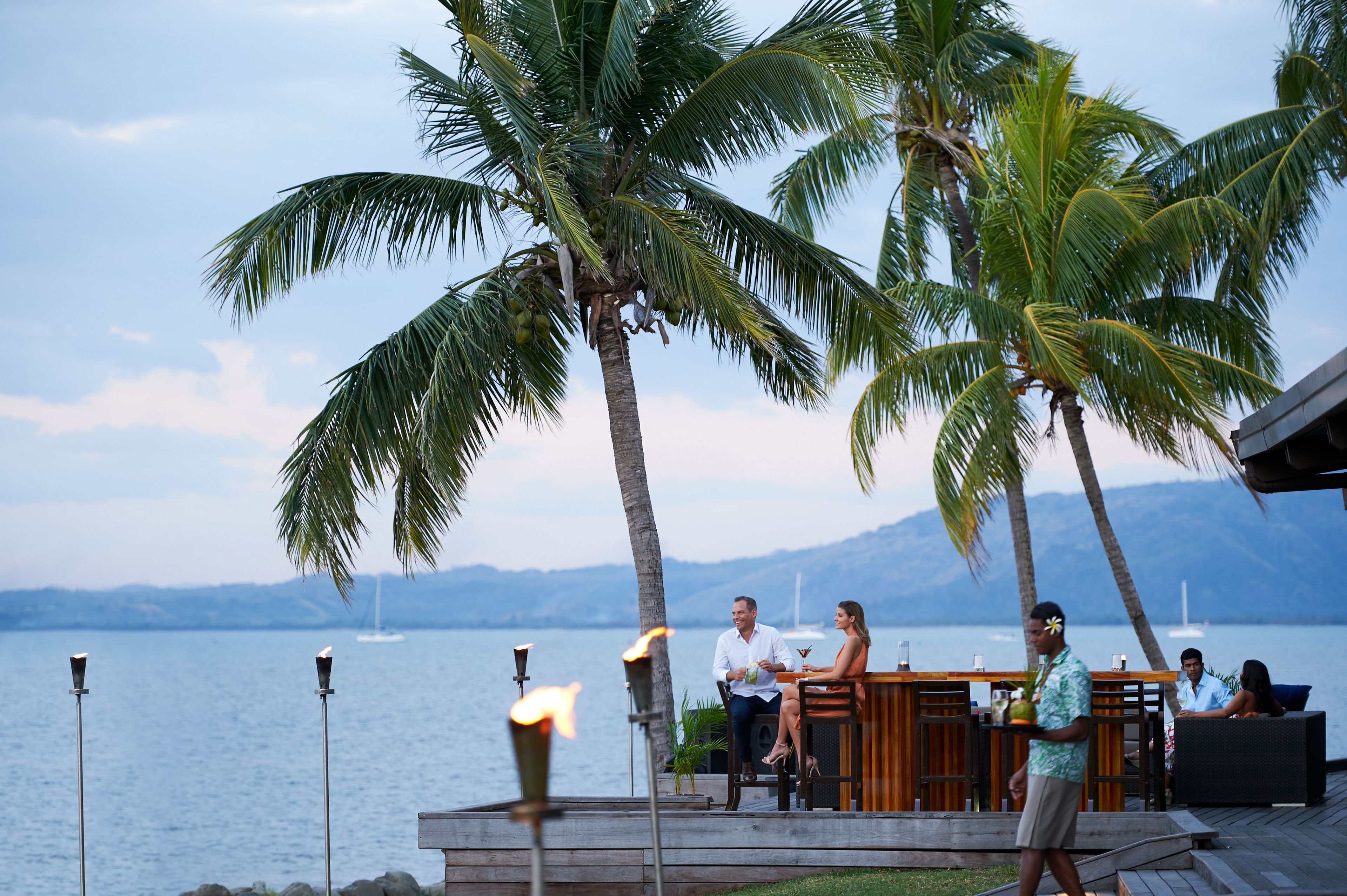 2 bars/lounges, 2 beach bars