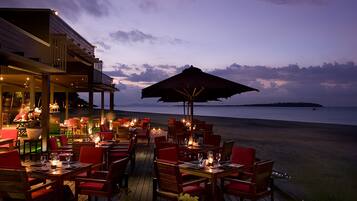 3 restaurantes, se sirven desayunos, comidas, cenas y cocina asiática