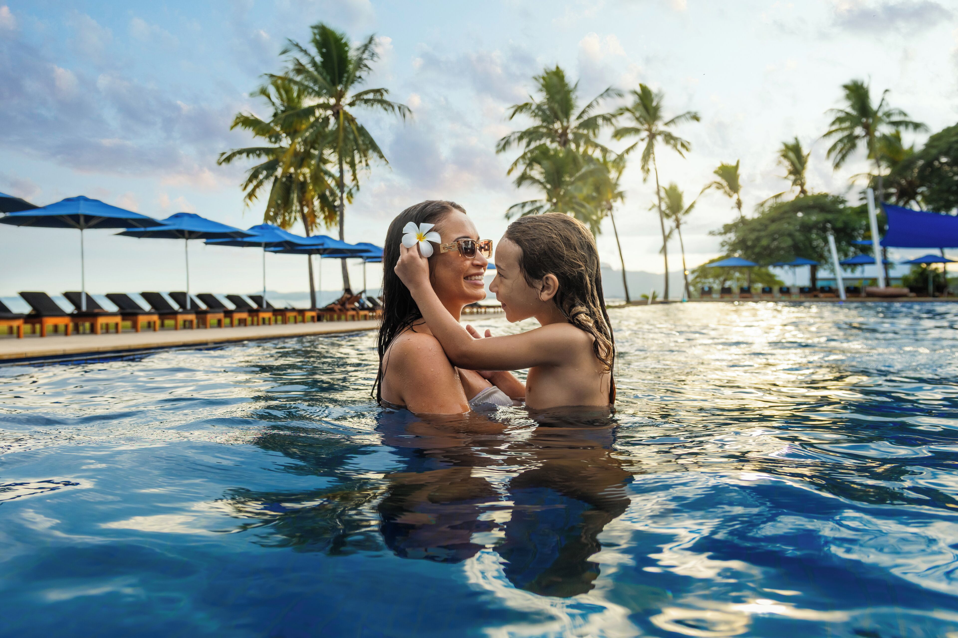 9 hồ bơi ngoài trời, dù/ô trên bãi biển/hồ bơi, ghế dài tắm nắng 