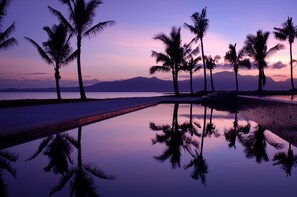 9 udendørs pools, parasoller, liggestole