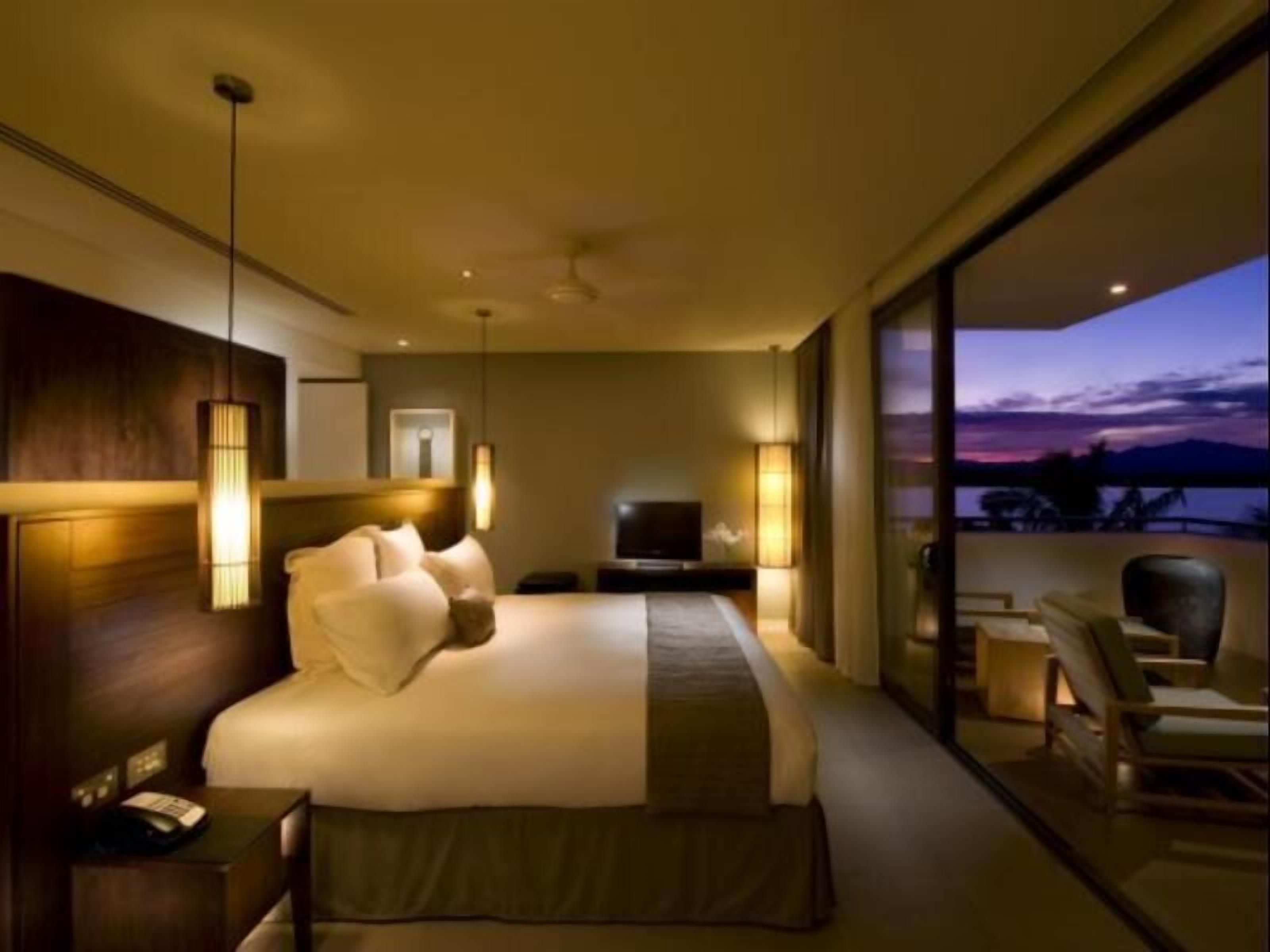 Seprai premium, brankas, kedap suara, dan setrika/meja setrika