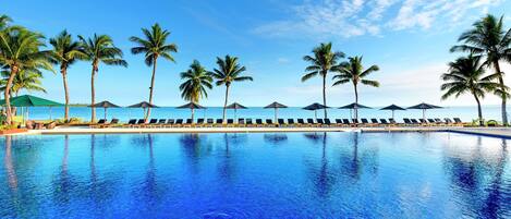 9 piscinas al aire libre, sombrillas, sillones reclinables de piscina