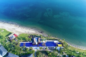 9 outdoor pools, pool umbrellas, pool loungers