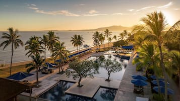 9 albercas al aire libre, sombrillas en la alberca y camastros