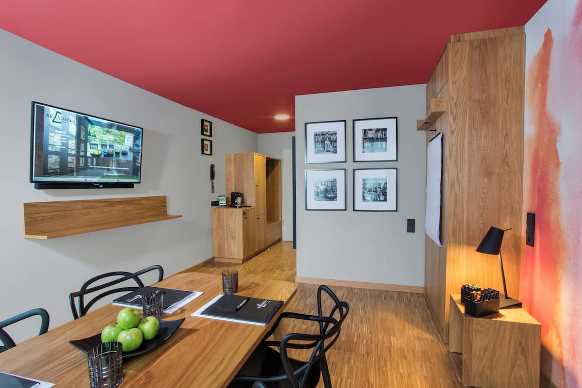 Transforming Room | Hypoallergeen beddengoed, een kluis op de kamer, een bureau