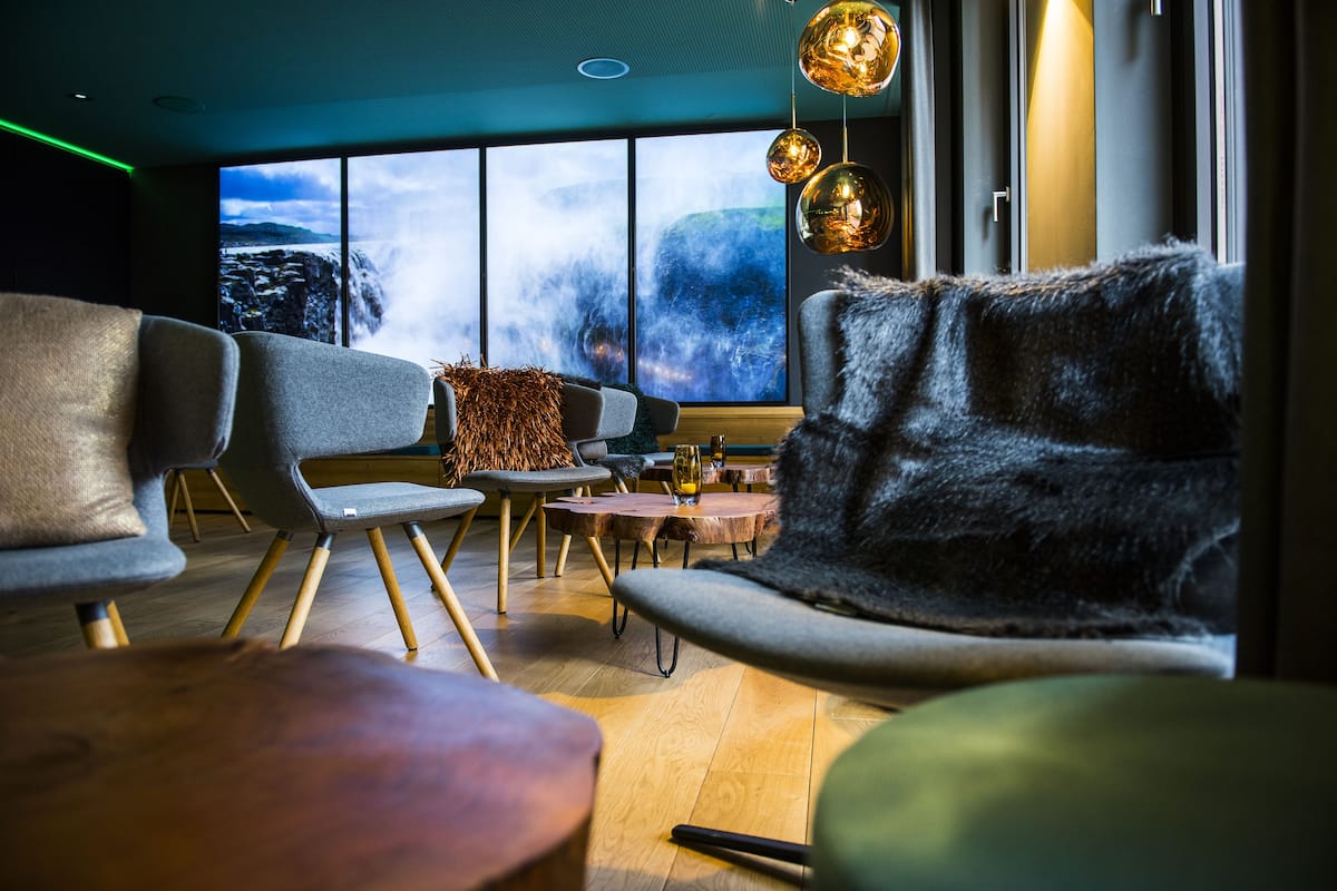 serves lunch and dinner