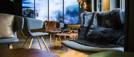 Serves lunch and dinner