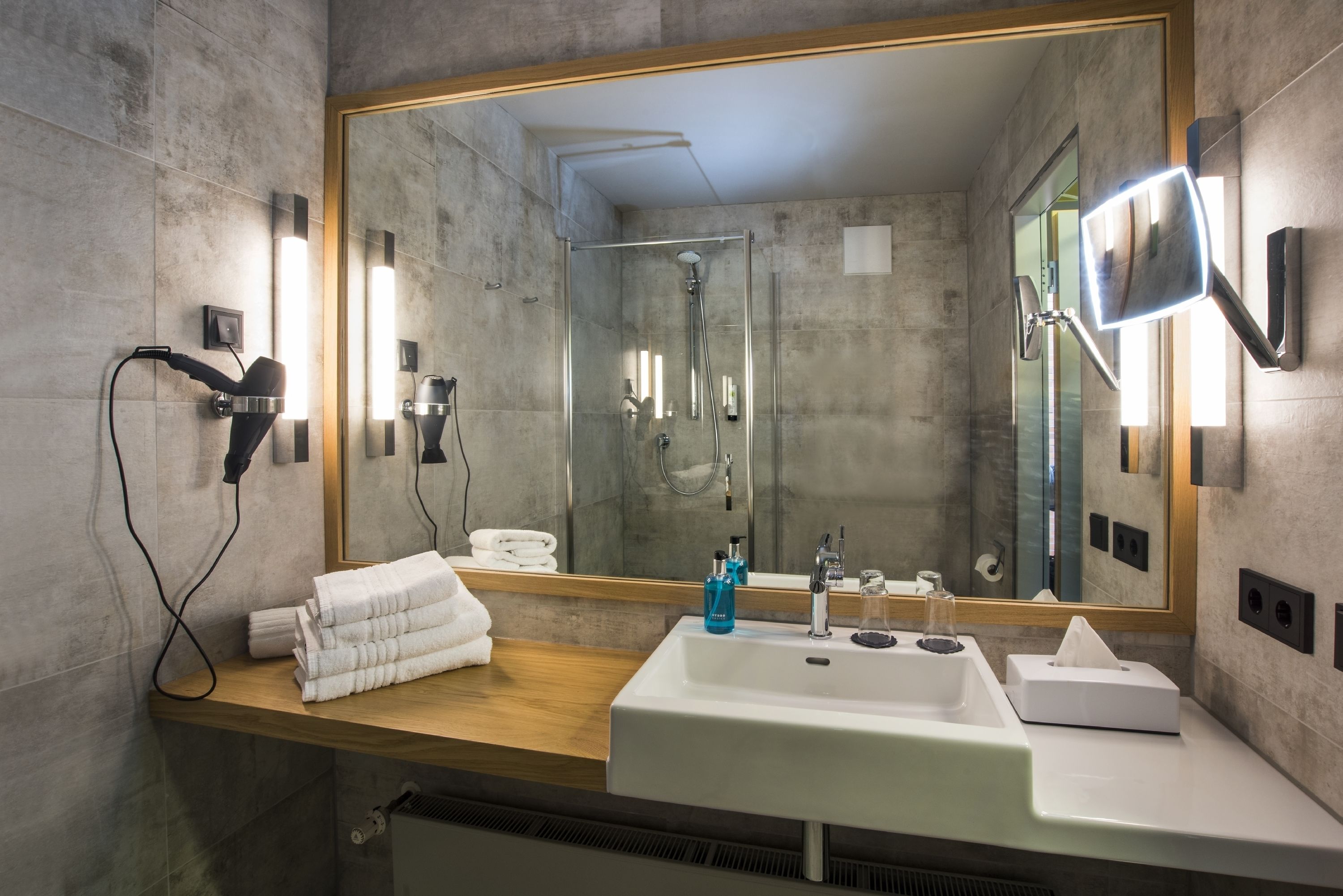 business room | bathroom | shower, eco-friendly toiletries, hair dryer, towels
