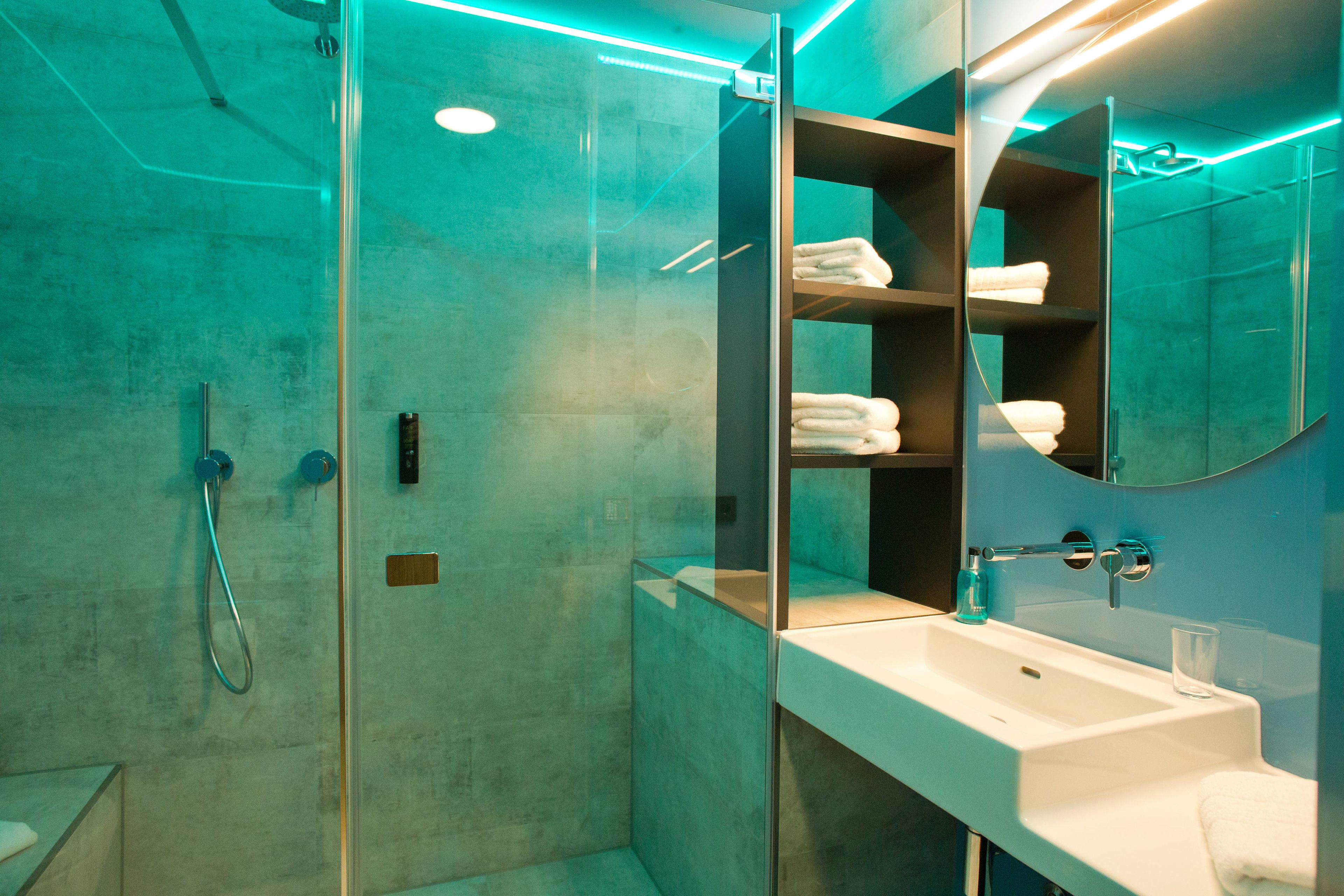 standard single room | bathroom amenities | shower, eco-friendly toiletries, hair dryer, towels