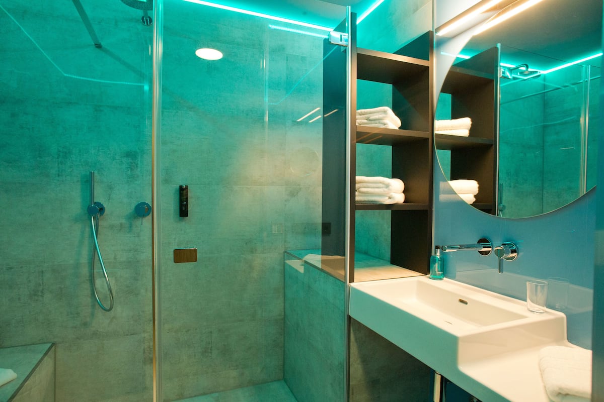 standard single room | bathroom amenities | shower, eco-friendly toiletries, hair dryer, towels