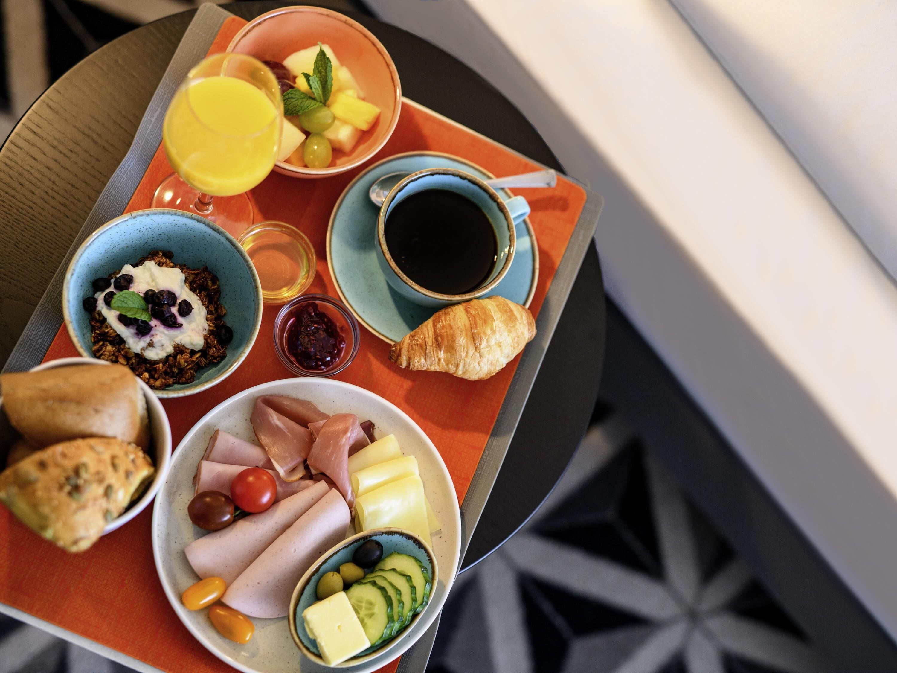 Zimmersafe, Schreibtisch, Verdunkelungsvorhänge, schallisolierte Zimmer