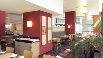 بوفيه فطور يوميًا بتكلفة قدرها (25 EUR للشخص)