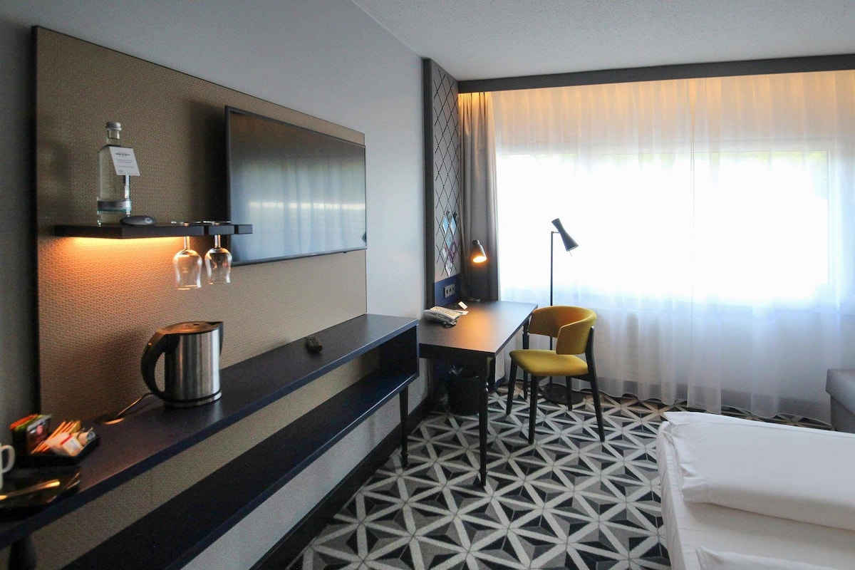 Värdeförvaringsskåp på rummet, skrivbord och mörkläggningsgardiner