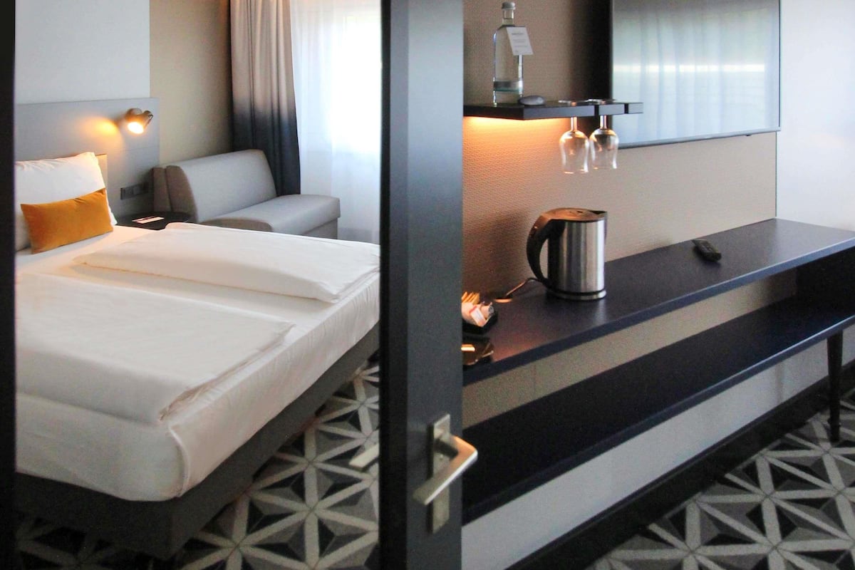 Standard Room, 1 Queen Bed | In-room safe, desk, blackout drapes, soundproofing