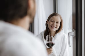 Zimmersafe, Schreibtisch, Verdunkelungsvorhänge, schallisolierte Zimmer