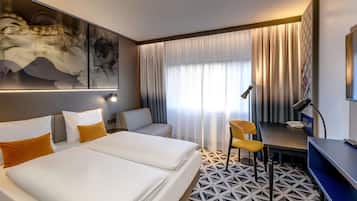 Cofres nos quartos, escrivaninha, cortinas blackout