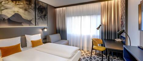 Chambre Standard, 1 grand lit | Coffres-forts dans les chambres, bureau, rideaux occultants