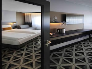 In-room safe, desk, blackout curtains, soundproofing - Mercure Hotel Freiburg am Munster (Freiburg im Breisgau)