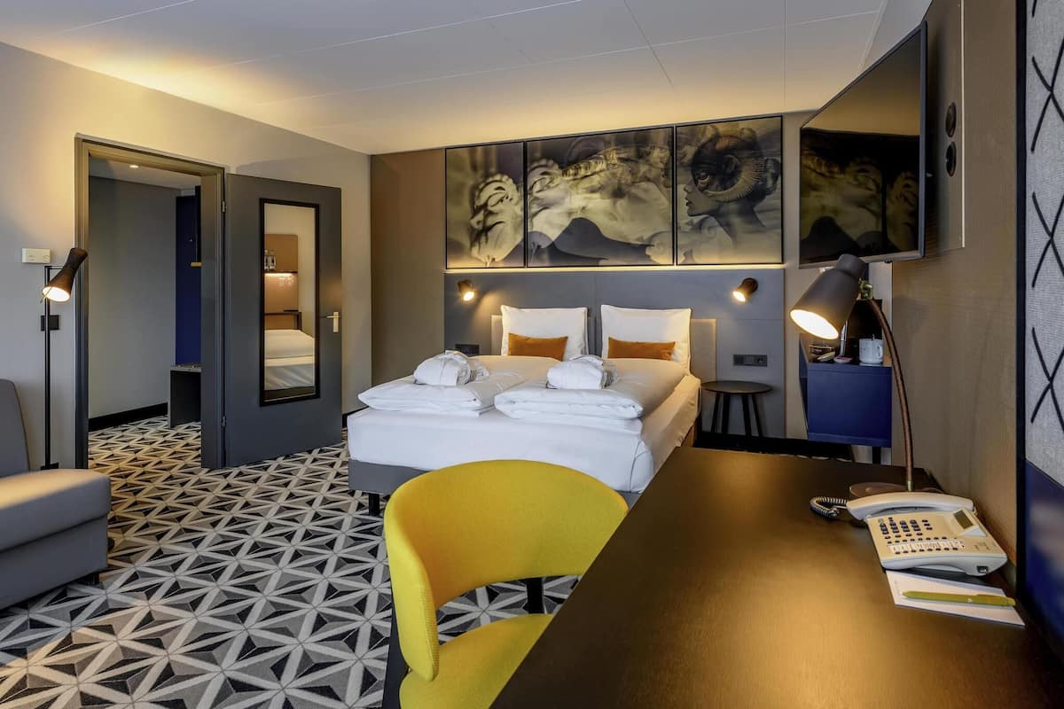 Privilege, Chambre Supérieure, 1 grand lit | Coffres-forts dans les chambres, bureau, rideaux occultants