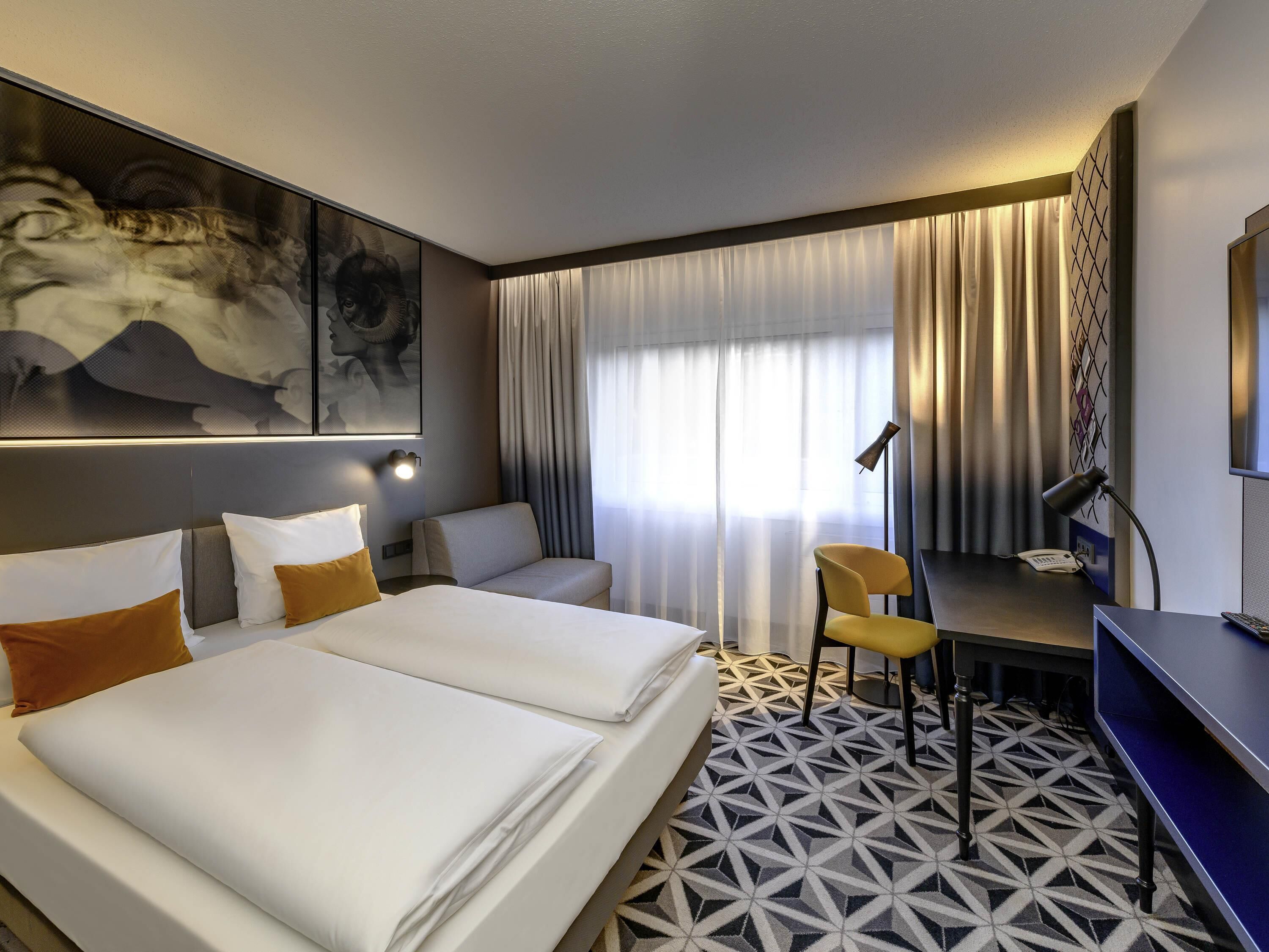 Standard Room, 1 Queen Bed | In-room safe, desk, blackout curtains, soundproofing