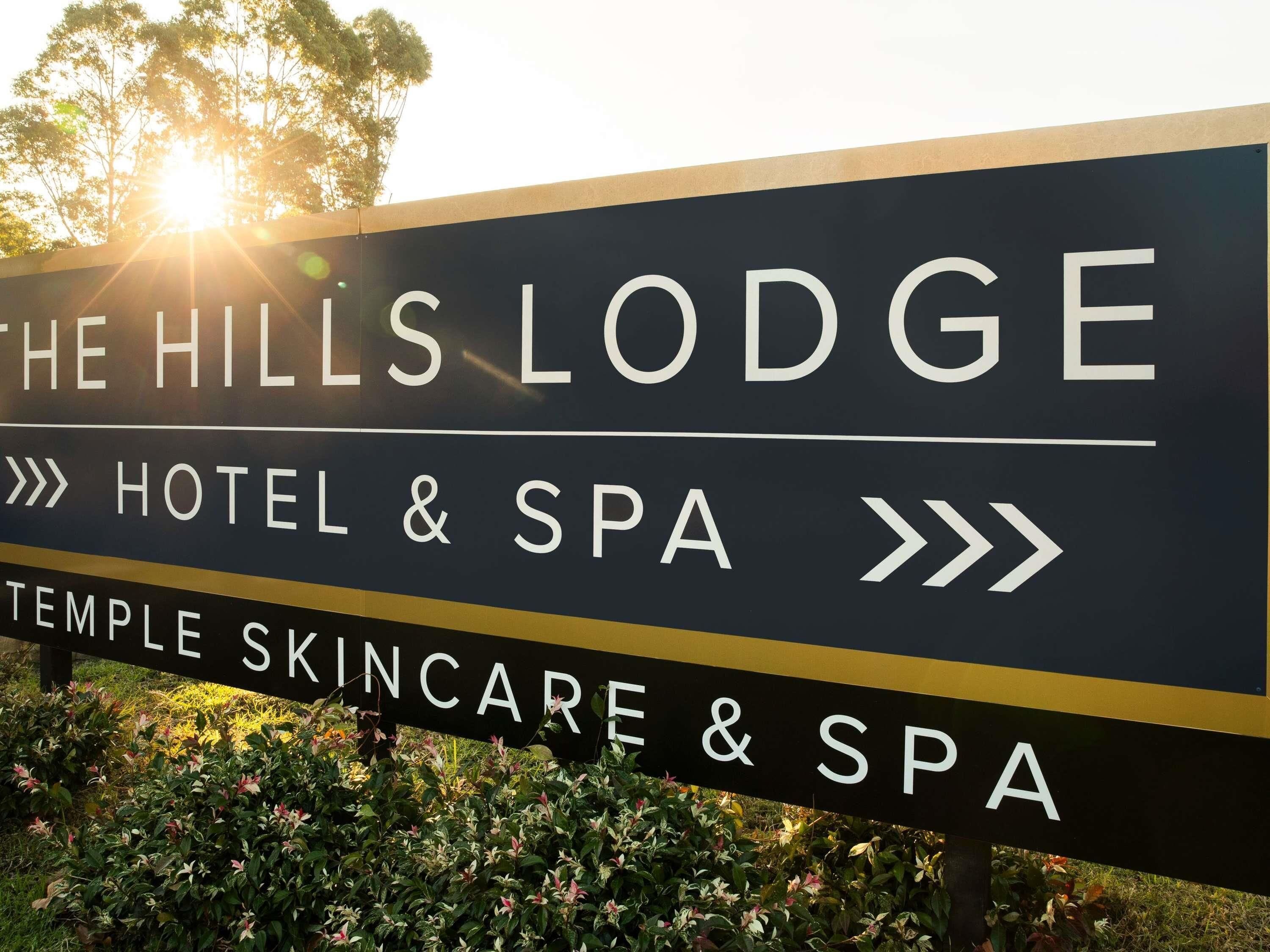 En skylt för The Hills Lodge, som visar att det är ett hotell och spa med ett Temple Skincare & Spa.