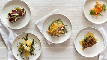 Breakfast and dinner served