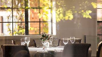 Frokost og middag serveres