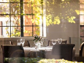 Petit déjeuner et dîner servis sur place