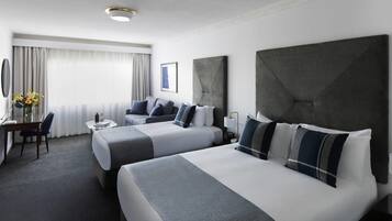 Kamar Premium, Beberapa Tempat Tidur | Seprai premium, bantalan ekstra lembut, brankas, dan meja kerja