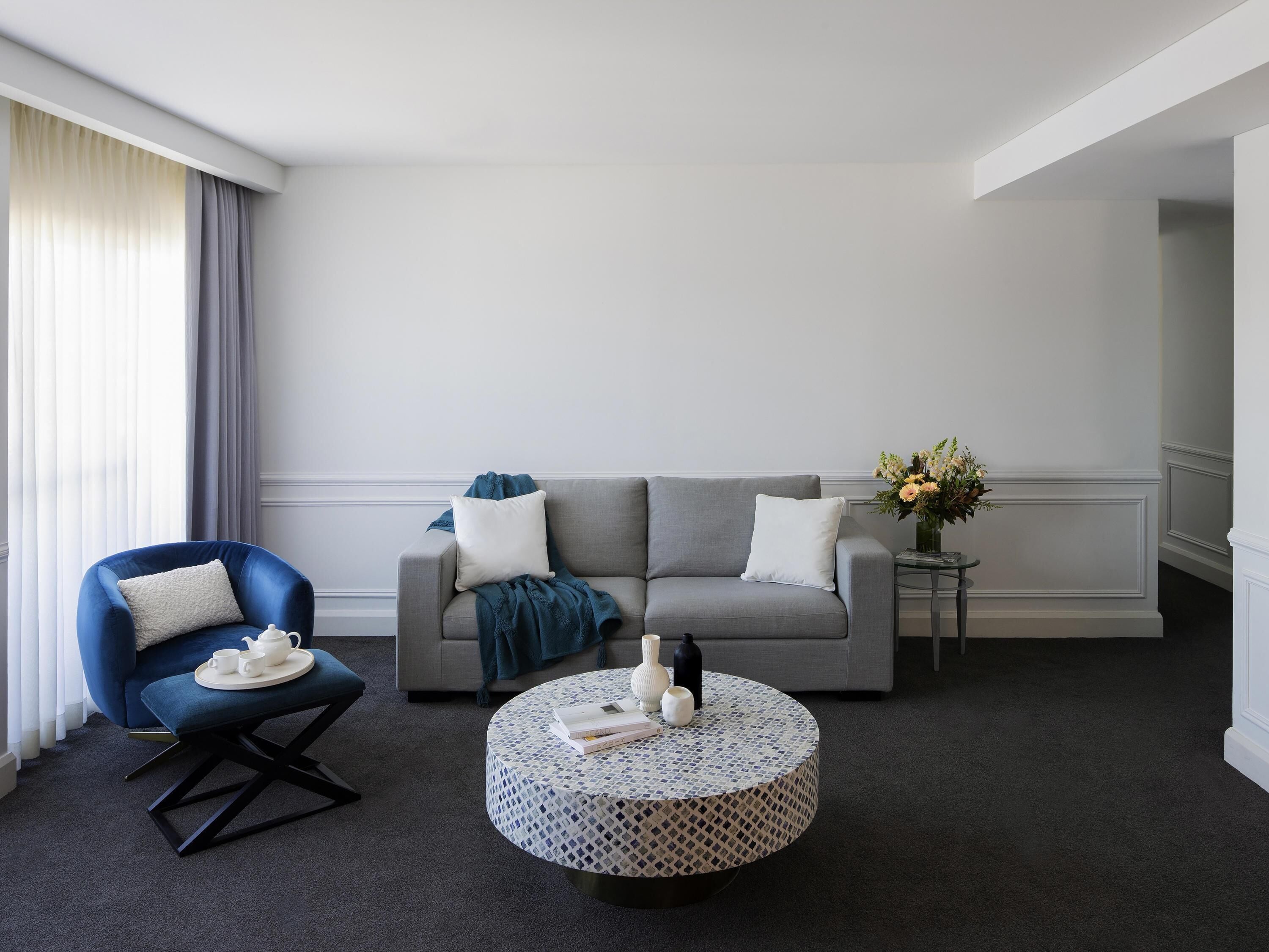 高档床上用品、加厚床垫、客房内保险箱、办公桌