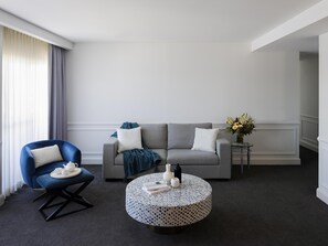 Sengetøy av topp kvalitet, senger med overmadrass og safe på rommet