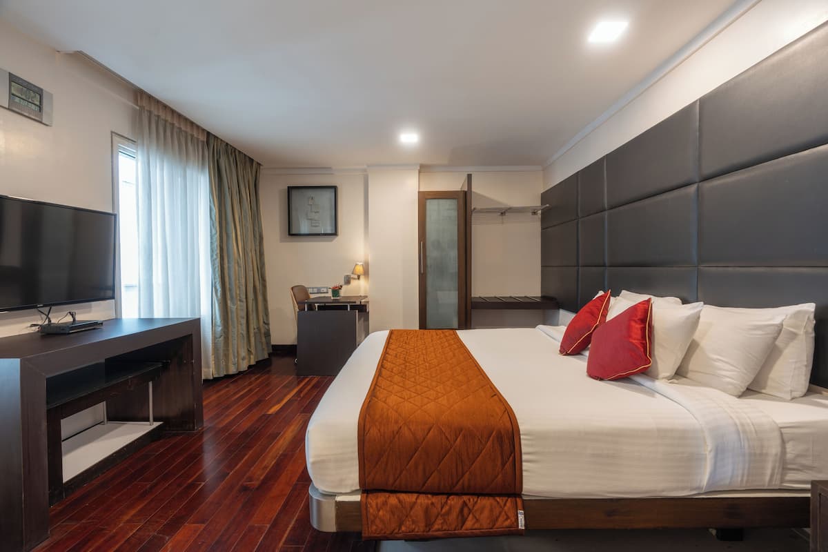 Egyptian cotton sheets, down duvets, Select Comfort beds, minibar