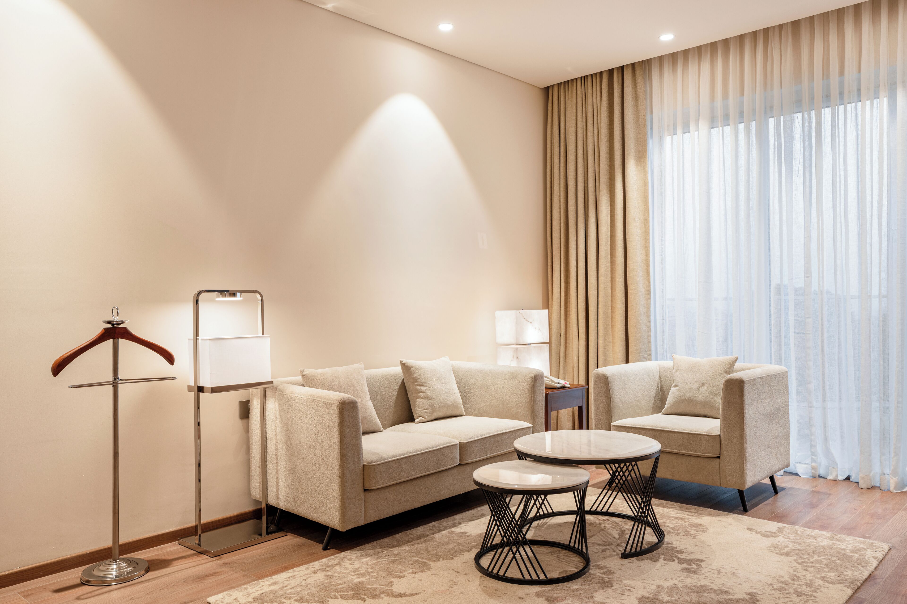 Suite, 1 Tempat Tidur King | Area keluarga | Televisi LED 34-inci dengan saluran TV kabel dan TV