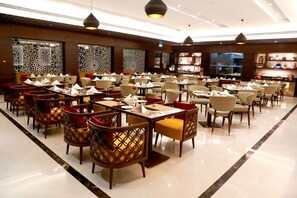 朝食 (ビュッフェ)、毎日提供 (1 名様 767 INR)