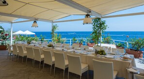 Breakfast, lunch, dinner served; international cuisine, sea views