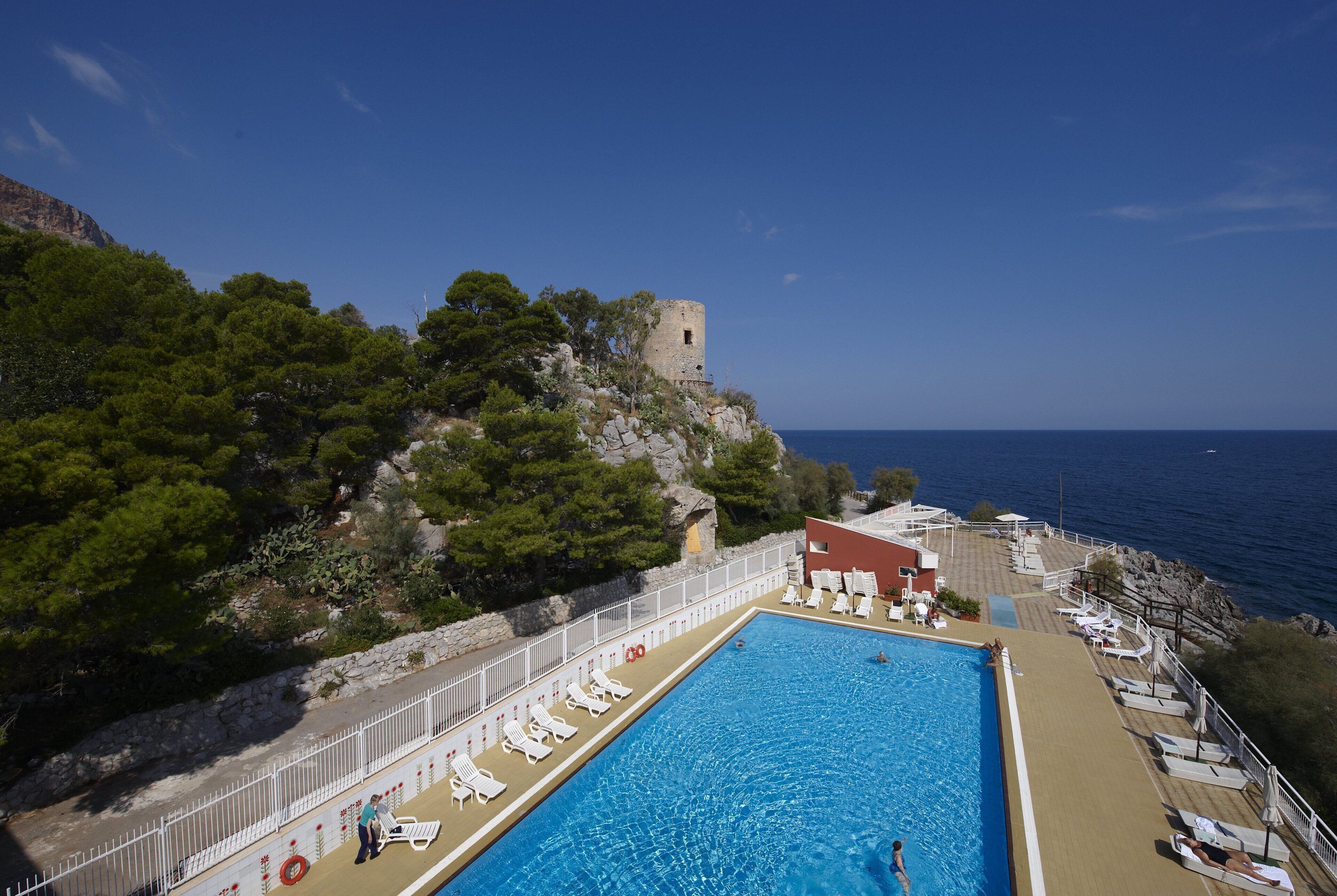 Seasonal outdoor pool, pool umbrellas, sun loungers