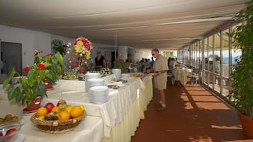 Daily buffet breakfast (EUR 13.00 per person)