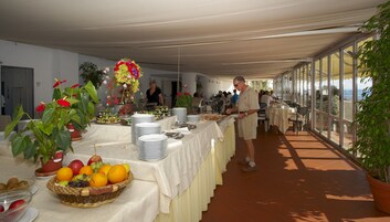 Tägliches Frühstücksbuffet (13.00 EUR pro Person)