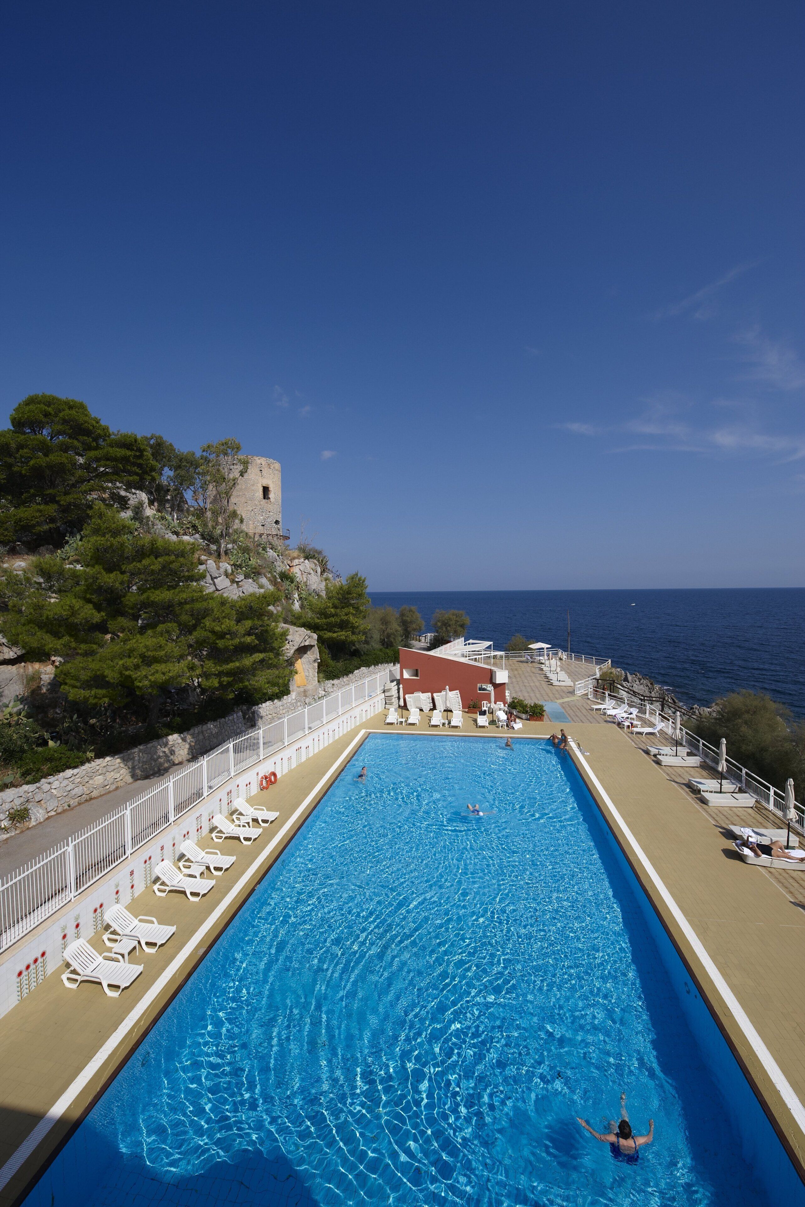시즌별로 운영되는 야외 수영장, 수영장 파라솔, 일광욕 의자