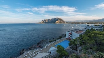 Seasonal outdoor pool, pool umbrellas, sun loungers