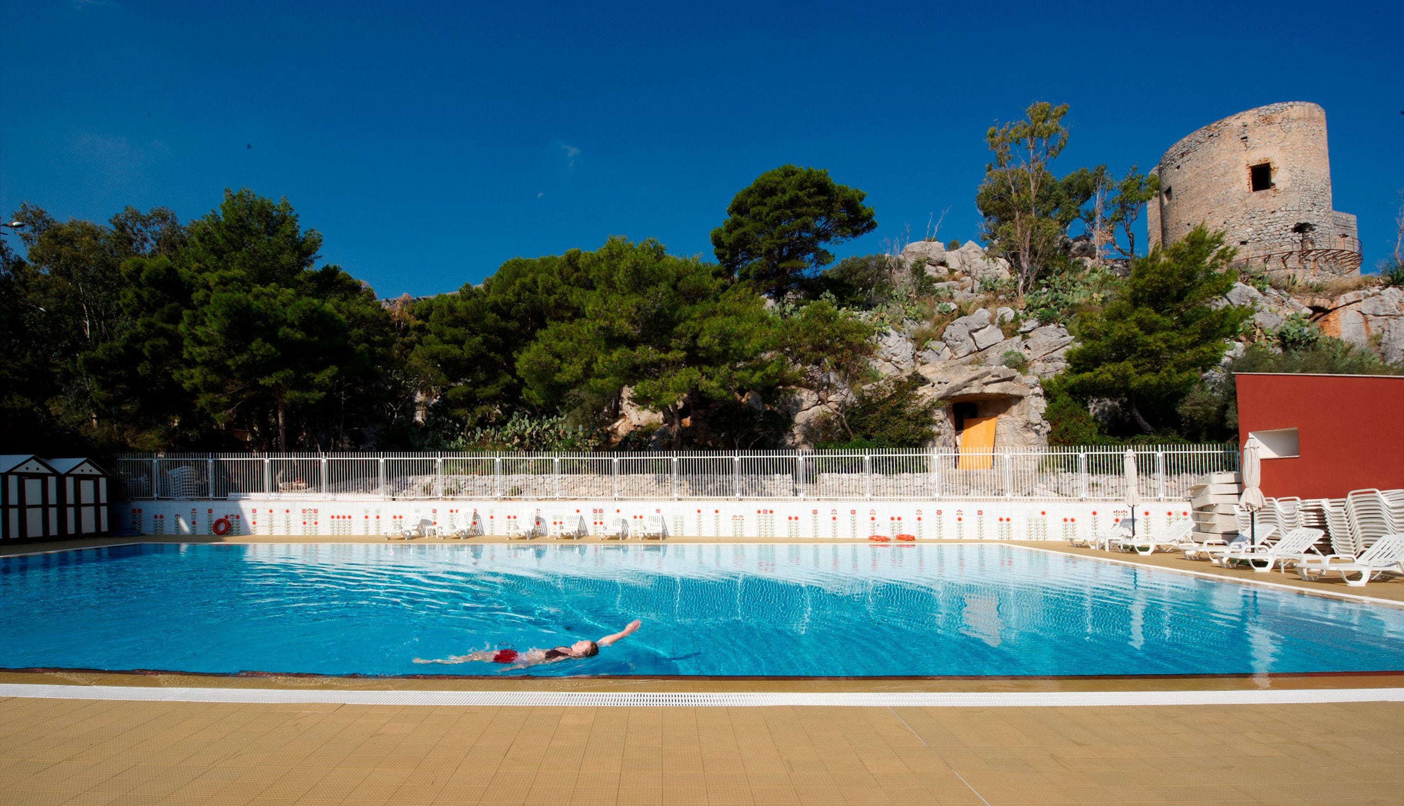 시즌별로 운영되는 야외 수영장