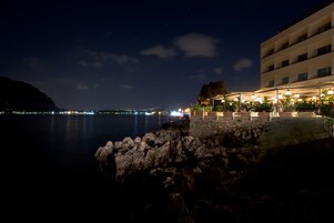 Fassade der Unterkunft – Abend/Nacht