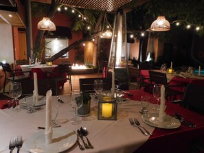 Outdoor dining - Hotel Palacio Azteca Tijuana, Trademark by Wyndham (Tijuana)
