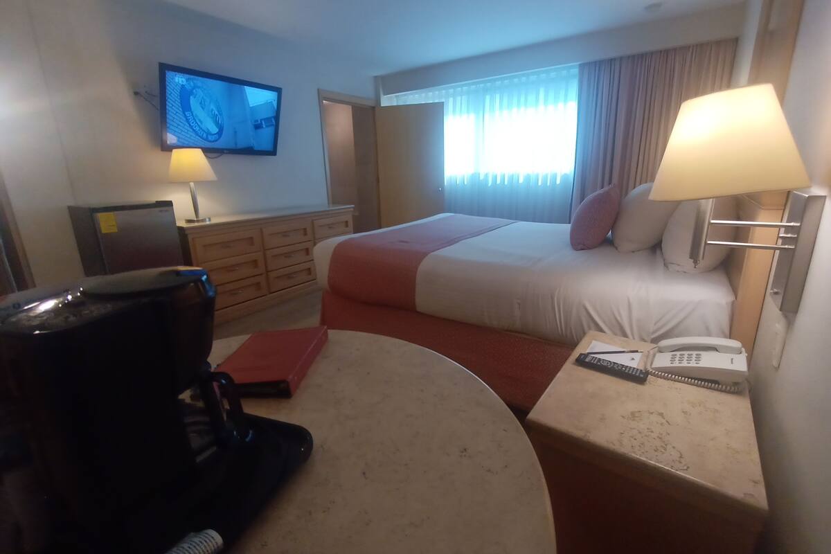 1 habitación, caja de seguridad en la habitación y escritorio