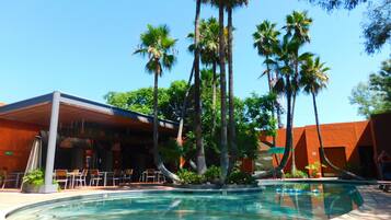 Kolam renang outdoor, dengan payung kolam renang dan kursi berjemur