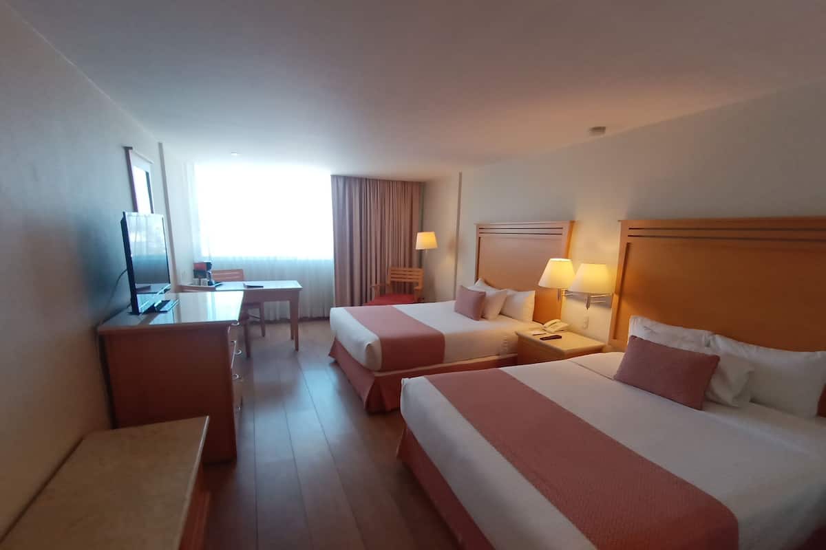 Room, 2 Katil Ratu (Queen), Non Smoking | 1 bilik tidur, peti besi dalam bilik, meja, langsir/tirai gelap terus