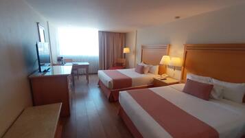 Kamar, 2 Tempat Tidur Queen, Bebas Asap Rokok | 1 kamar tidur, brankas, meja kerja, dan tirai kedap cahaya