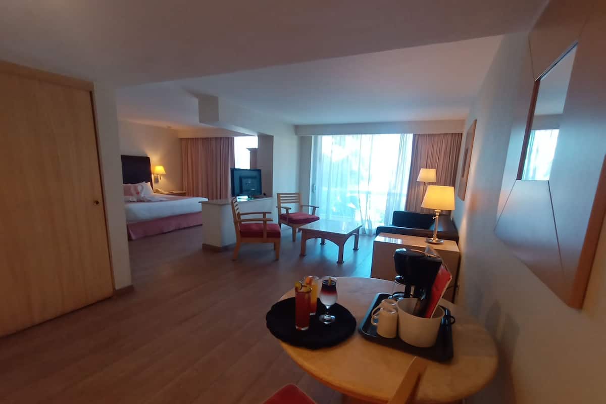 Premium Suite, 1 Katil Raja (King), Non Smoking | 1 bilik tidur, peti besi dalam bilik, meja, langsir/tirai gelap terus