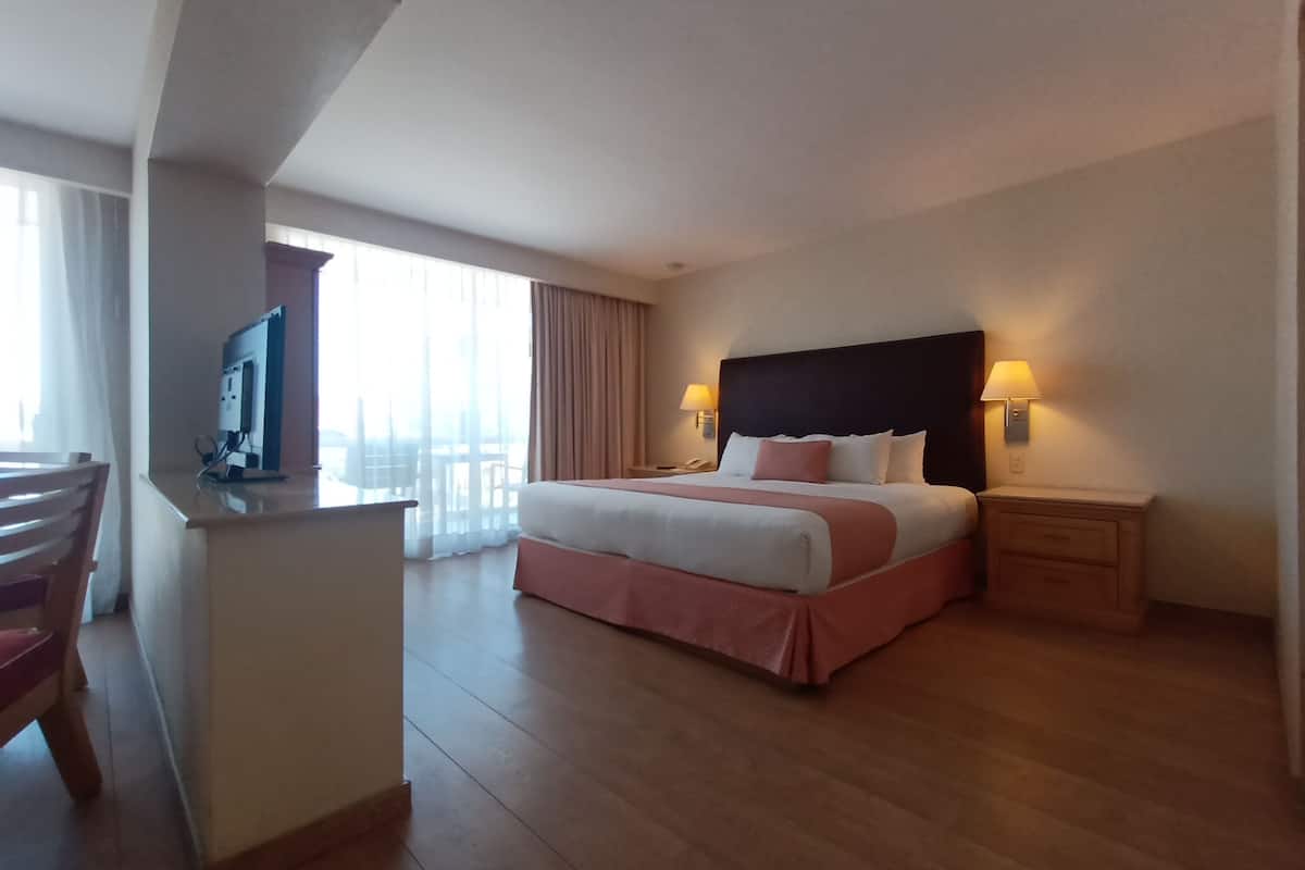 Deluxe Suite, 1 Katil Raja (King), Non Smoking | 1 bilik tidur, peti besi dalam bilik, meja, langsir/tirai gelap terus